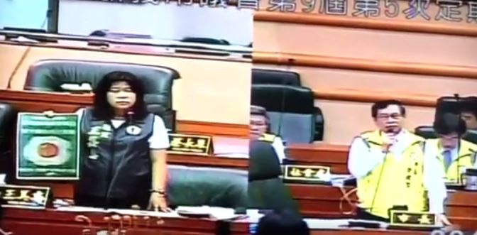 市議員王美惠拿了一張與看板文案相同的紙張向市長涂醒哲質詢。 圖 : 翻攝自嘉義市議會質詢畫面