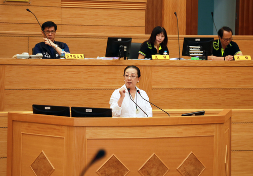 嘉義縣議會第18屆第5次定期會議今(23)日召開，由議長張明達主持會議，嘉義縣張花冠出席。 圖：嘉義縣政府/提供