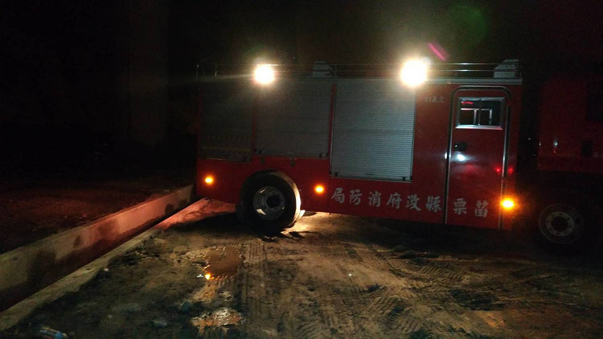 台中市政府環保局成立專案小組，與苗栗縣政府合作稽查，在苗栗縣轄區內查獲一處非法露天燃燒。 圖 : 台中市環保局/提供