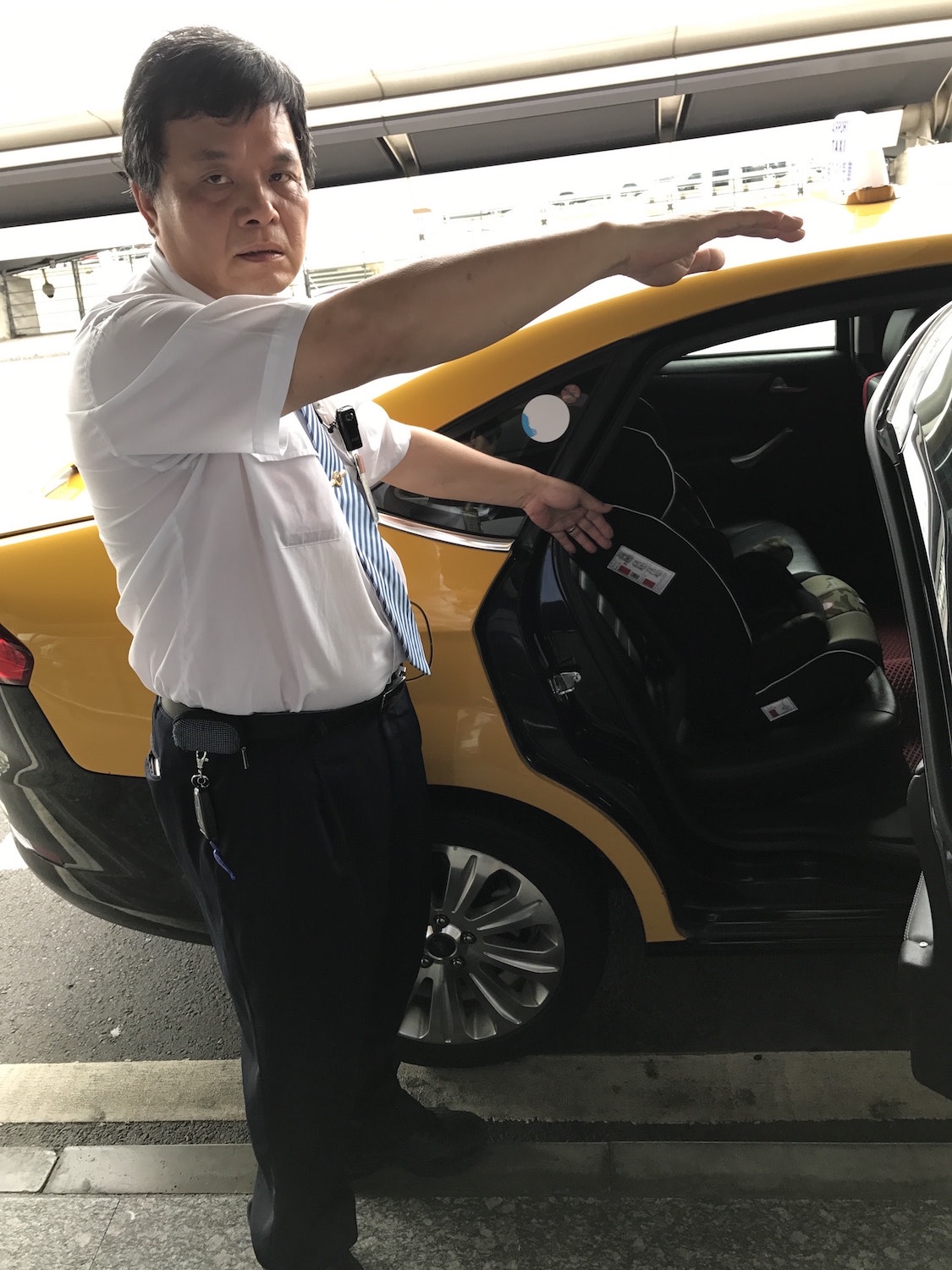 保障幼兒安全，自律委員會自動自發購置兒童安全座椅及幼兒座椅增高墊提供給有需要的旅客使用。 圖：桃園機場公司提供