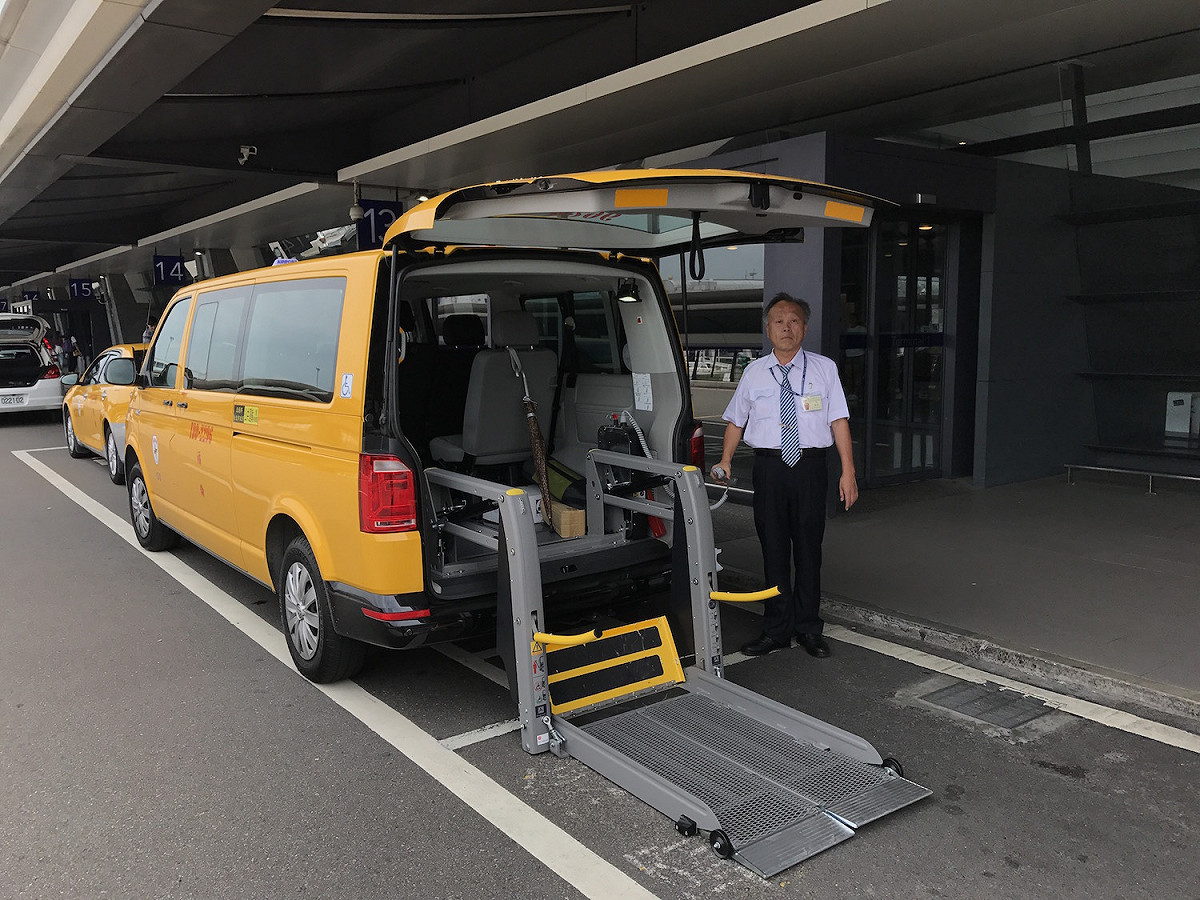 乘坐輪椅旅客可以事先預約無障礙計程車優先搭乘。 圖：桃園機場公司提供