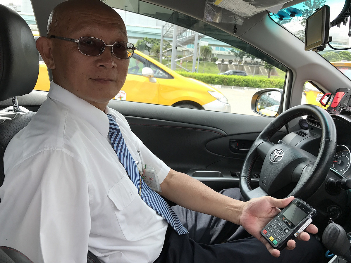 桃園機場排班計程車全面加裝行動信用卡刷卡機，付款方式更為多元便利。 圖：桃園機場公司提供