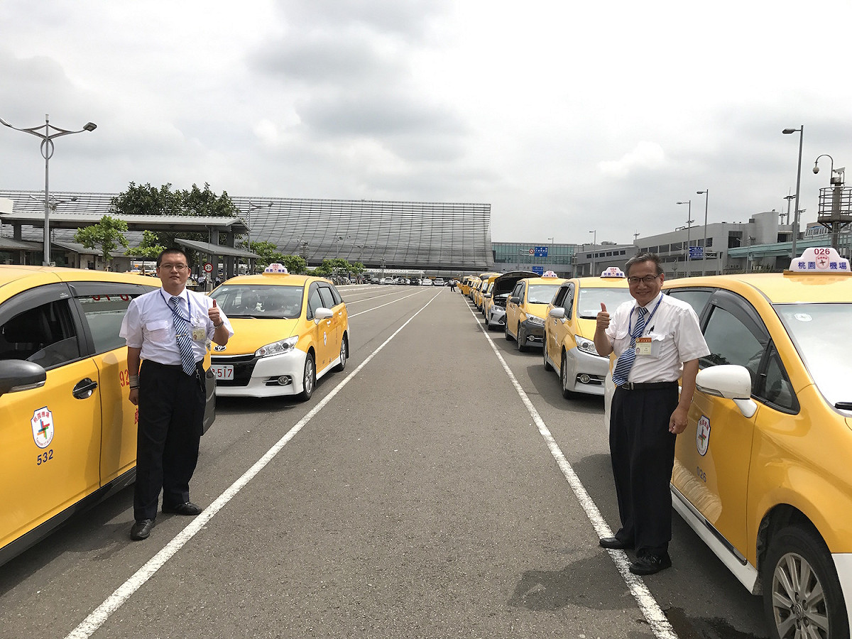 新一屆桃園機場排班計程車展現新氣象，所有駕駛都簽訂自律公約，展現貼心與尊榮服務。 圖：桃園機場公司提供