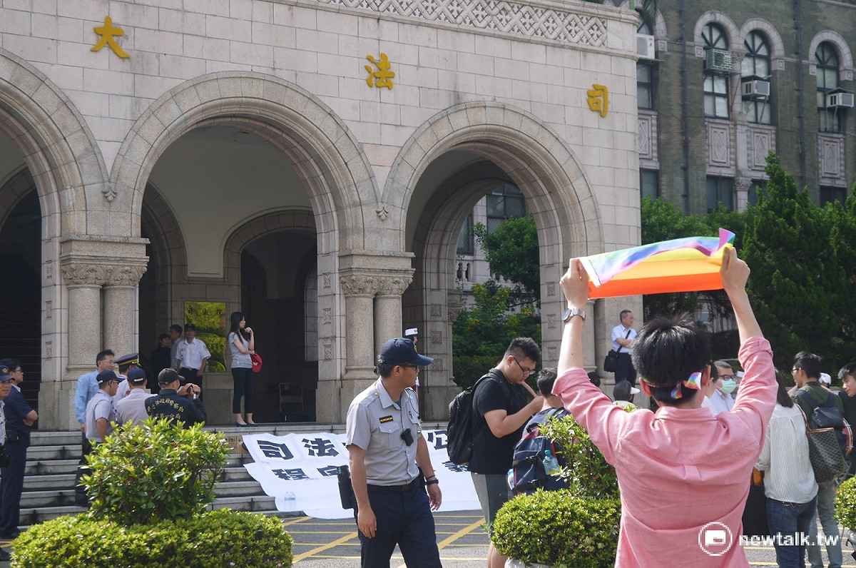 同性是否能夠締結婚姻契約，結果將於24日下午4時出爐。 圖：鍾孟軒/攝