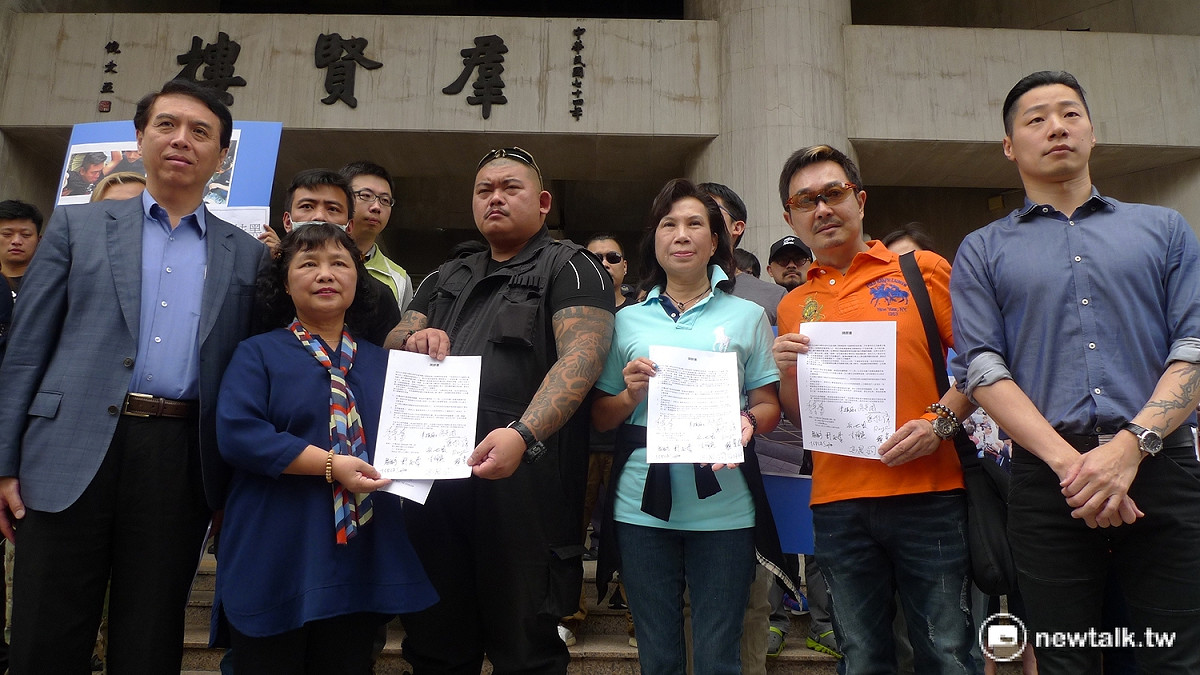 立委蔡培慧、林昶佐、陳學聖接下動保團體NOE與《十二夜》導演Raye等人陳情書，怒批暴力行為是「組織犯罪」。 圖：汪少凡／攝