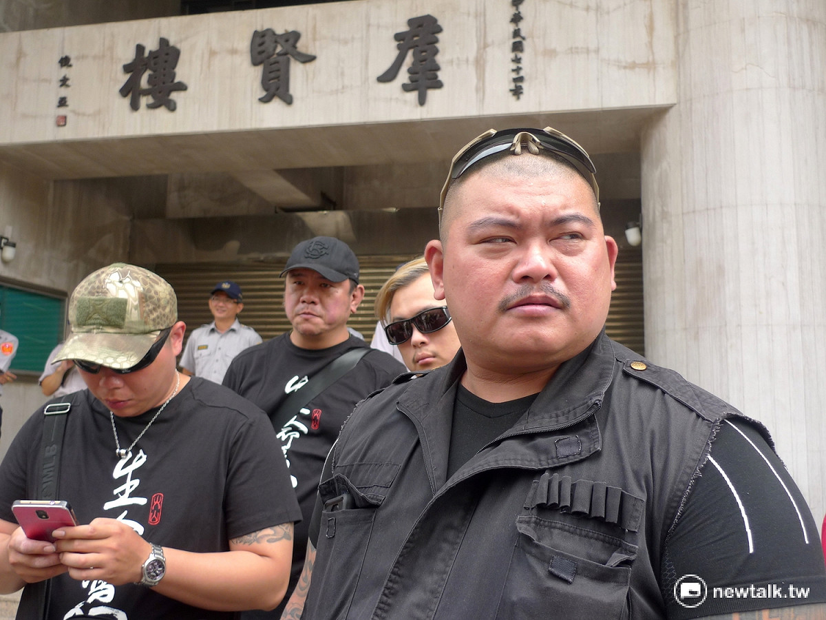 台灣NOE行動組織理事長李榮峰全身刺青、樣貌魁武，被民進黨議員李俊瑜指控「黑衣人」。 圖：汪少凡／攝