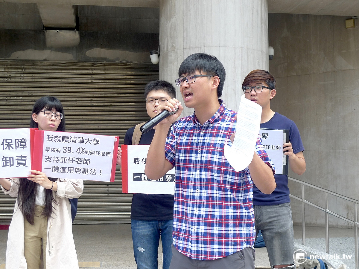 淡大學生謝毅弘擔憂，兼任教師解聘將造成「通識大班化」，學生受教權益受影響。 圖：汪少凡／攝