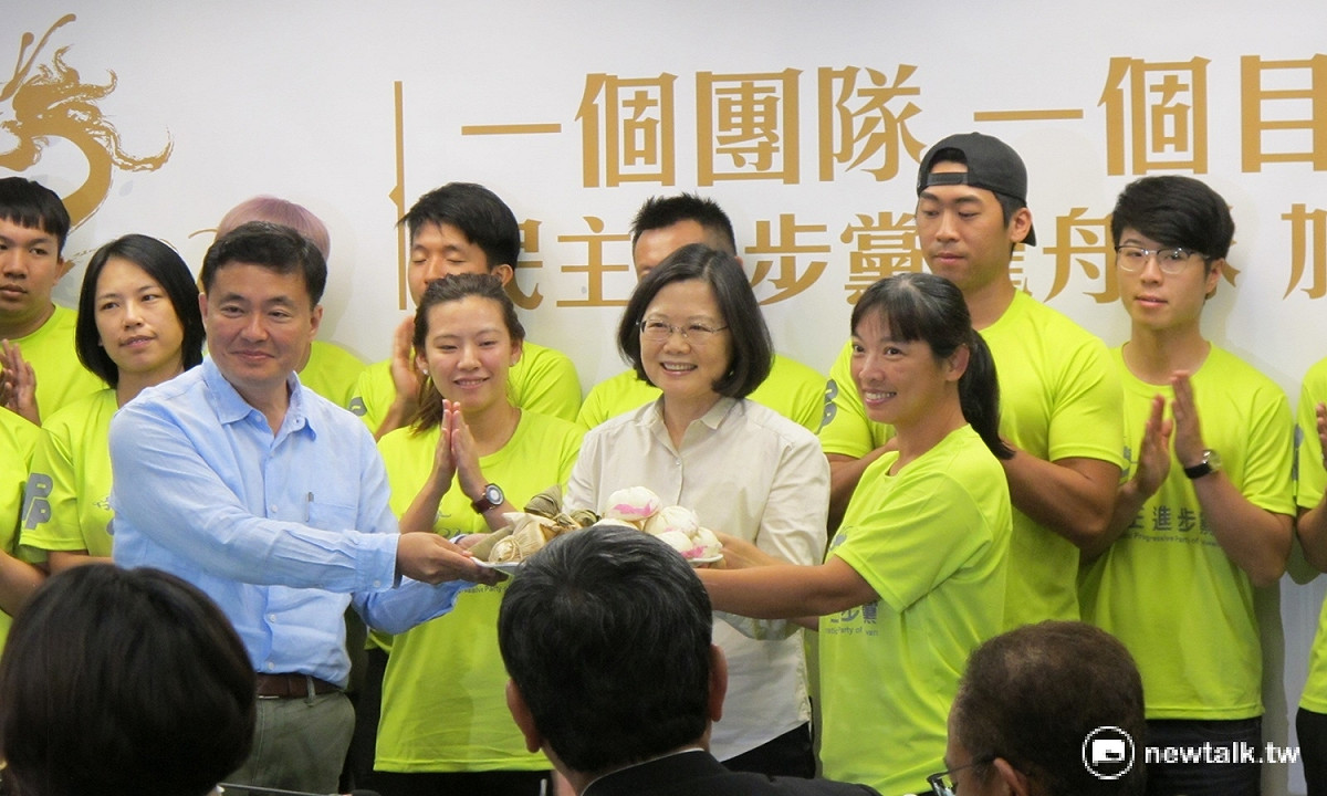 民進黨24日下午舉行中常會，黨主席蔡英文在會前還幫今年剛組成的龍舟隊加油。 圖：林朝億/攝