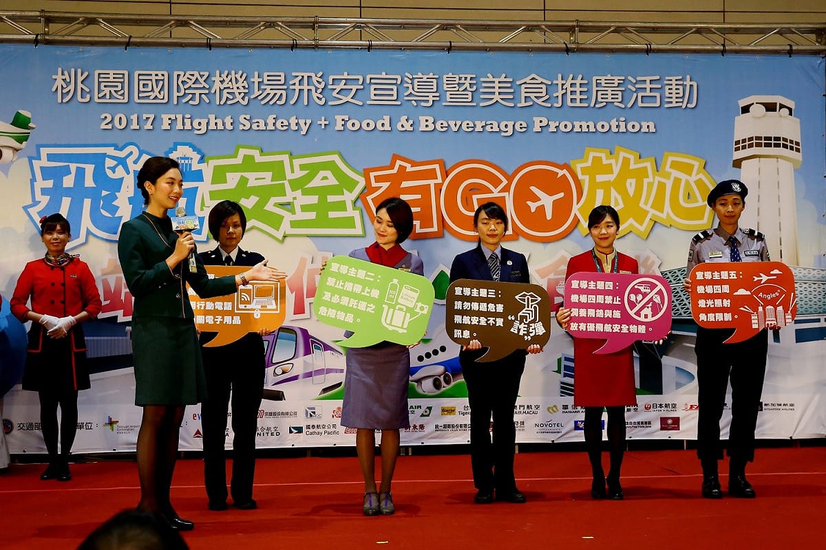 飛安大使團介紹各項飛安小常識，左起是長榮航空飛安大使張詠涵、移民署陳奕秀、中華航空郭亮誼、航警局黃德純、國泰航空陳意婷、良福保全林千年。 圖：桃園機場公司提供