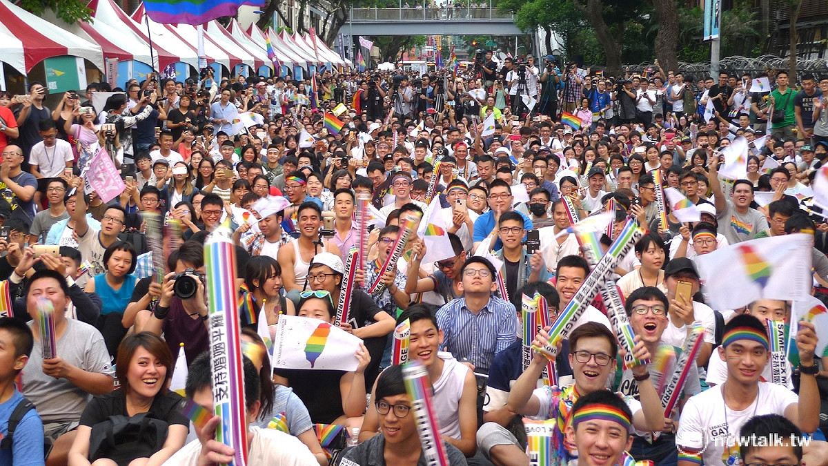 「我們可以結婚了！」同婚釋憲結果出爐，在青島東路上，歡呼聲與啜泣聲並起。 圖：汪少凡／攝