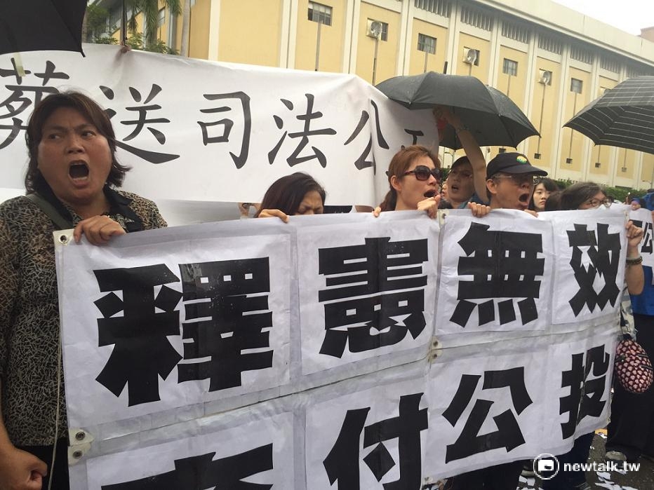 反同人士不滿釋憲結果，舉「釋憲無效，交付公投」標語抗議。 林人芳/攝