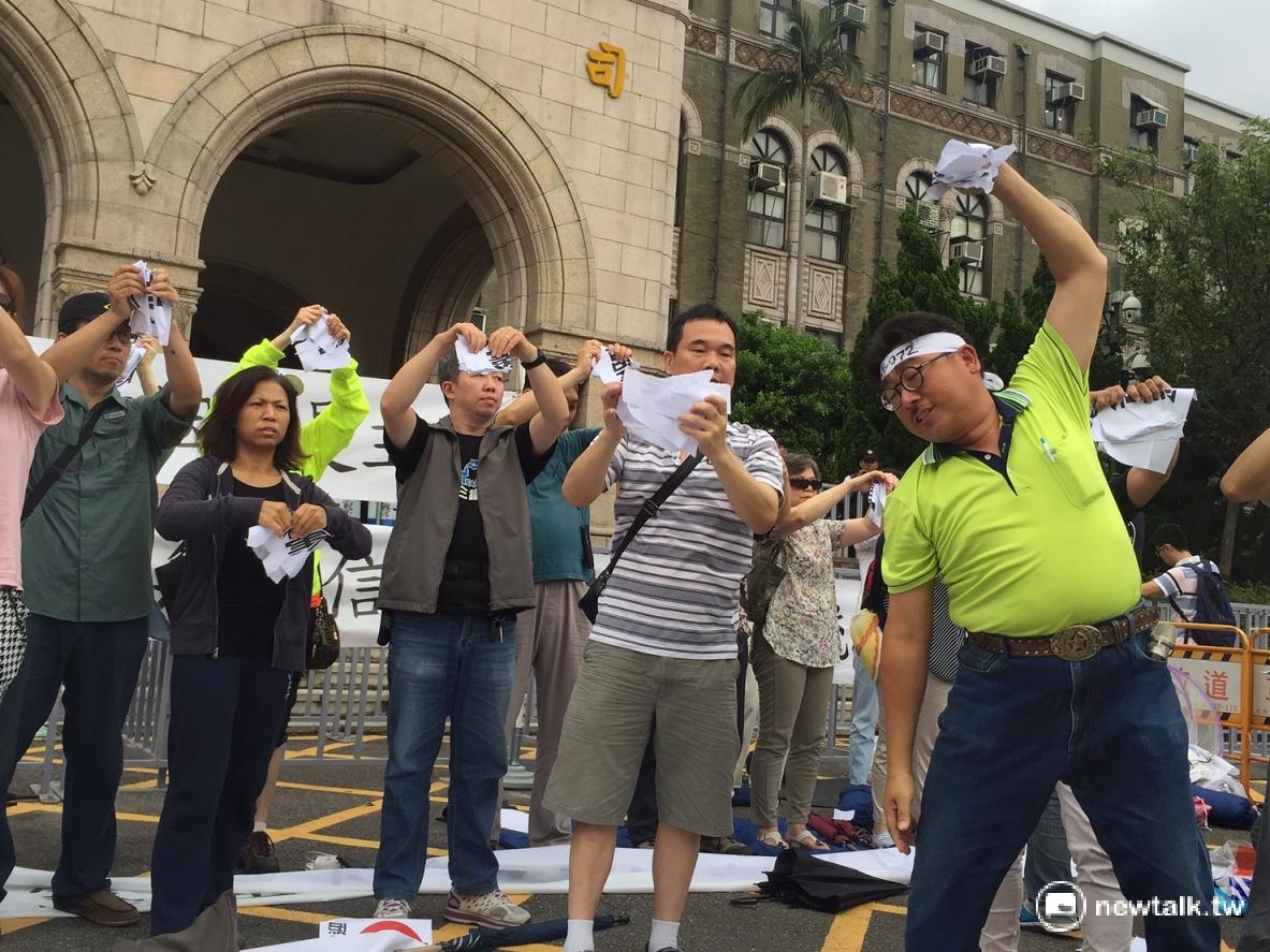 反同團體聚集在司法院前抗議，民眾憤怒撕毀標語。 林人芳/攝