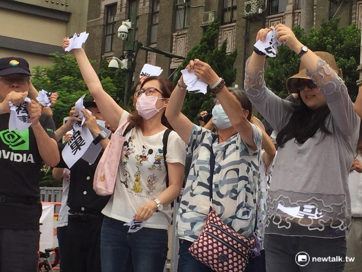 現場還把程序不公等字條撕毀，並丟向司法院抗議。 林人芳/攝