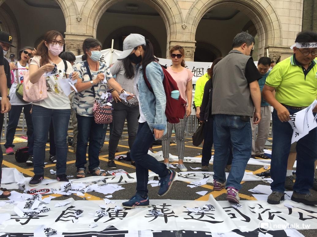 反同團體撕毀標語、丟擲紙屑表達憤怒。 林人芳/攝