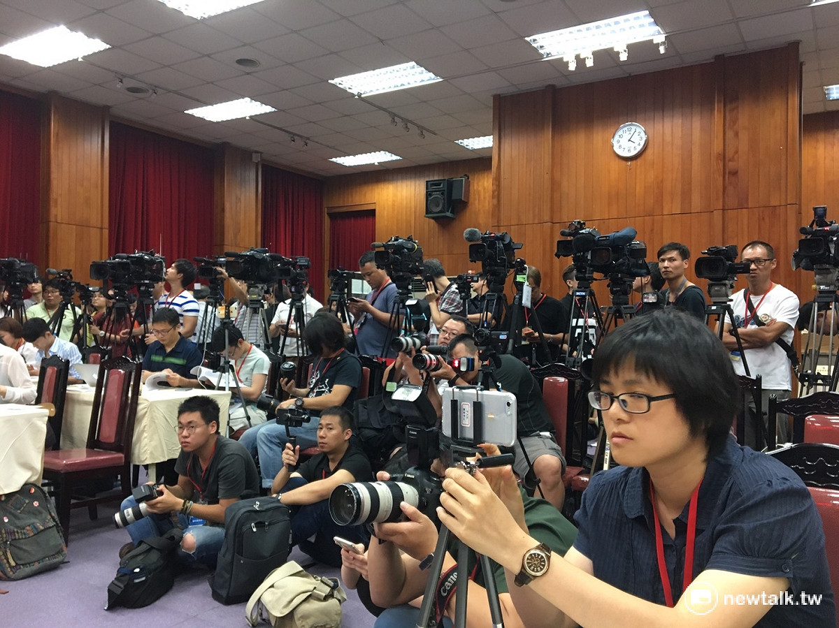 諸多記者以及國外媒體對釋憲內容提問。 圖：鍾孟軒/攝