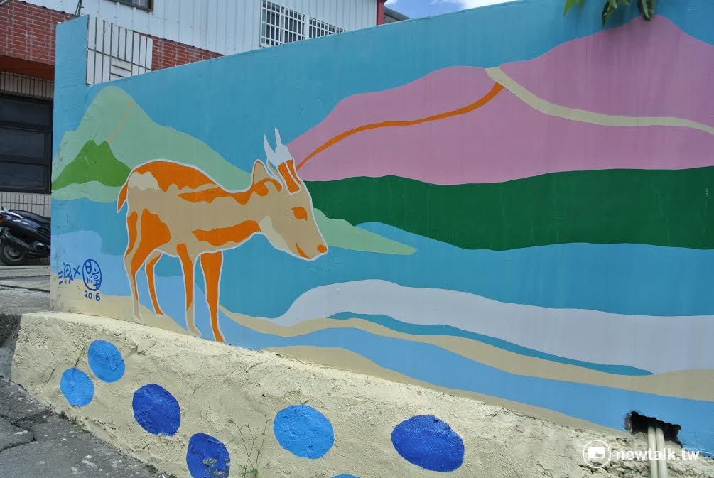 環山部落圍牆上彩繪的水鹿，就是當地常見的野生動物。 圖：唐復年/攝