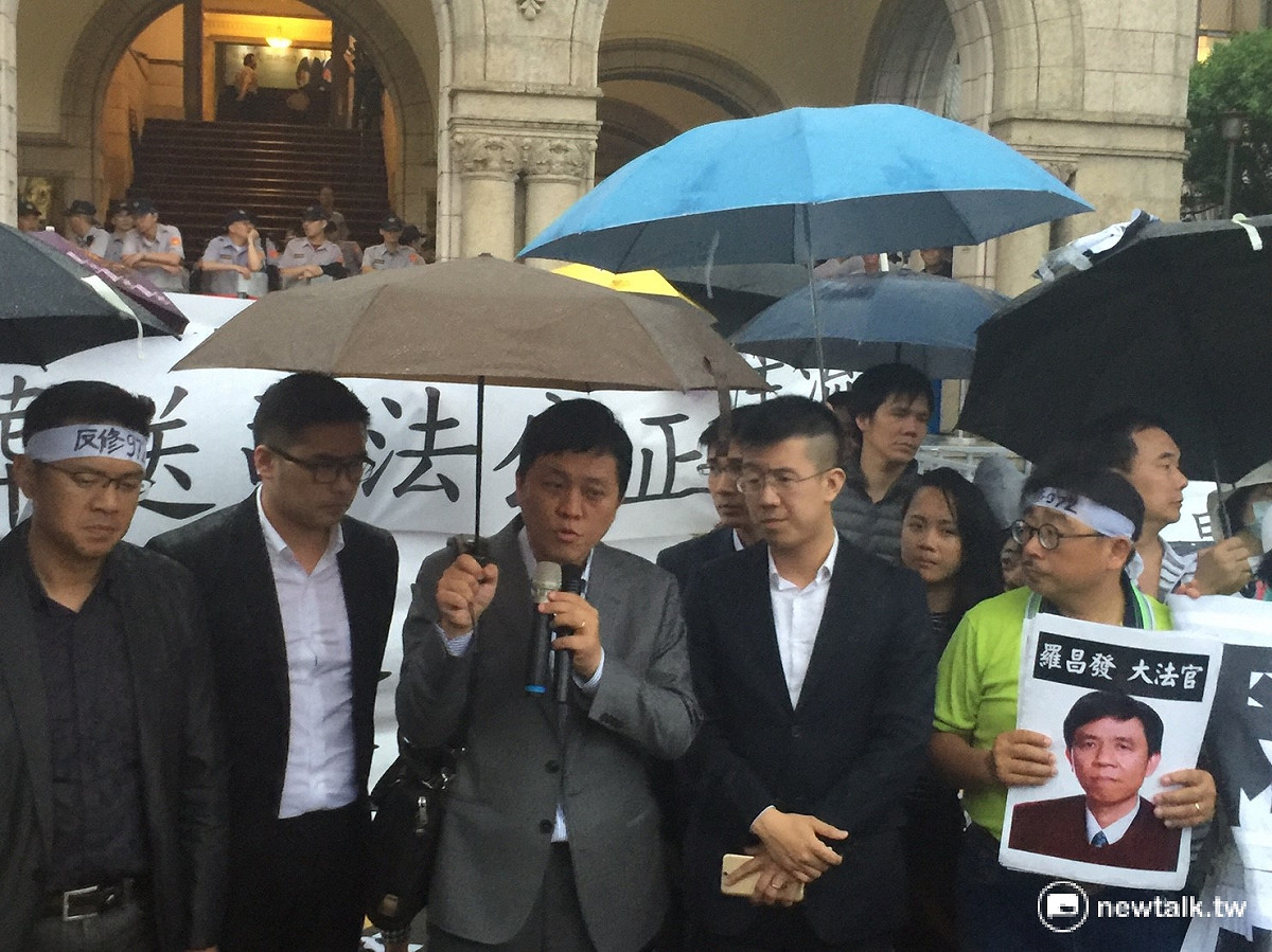 大法官24日做出兩年內應修法保障同性婚姻解釋，引發反同團體不滿，安定力量聯盟秘書長游信義表示，反同團體不排除要發動全民公投。 圖：林人芳／攝