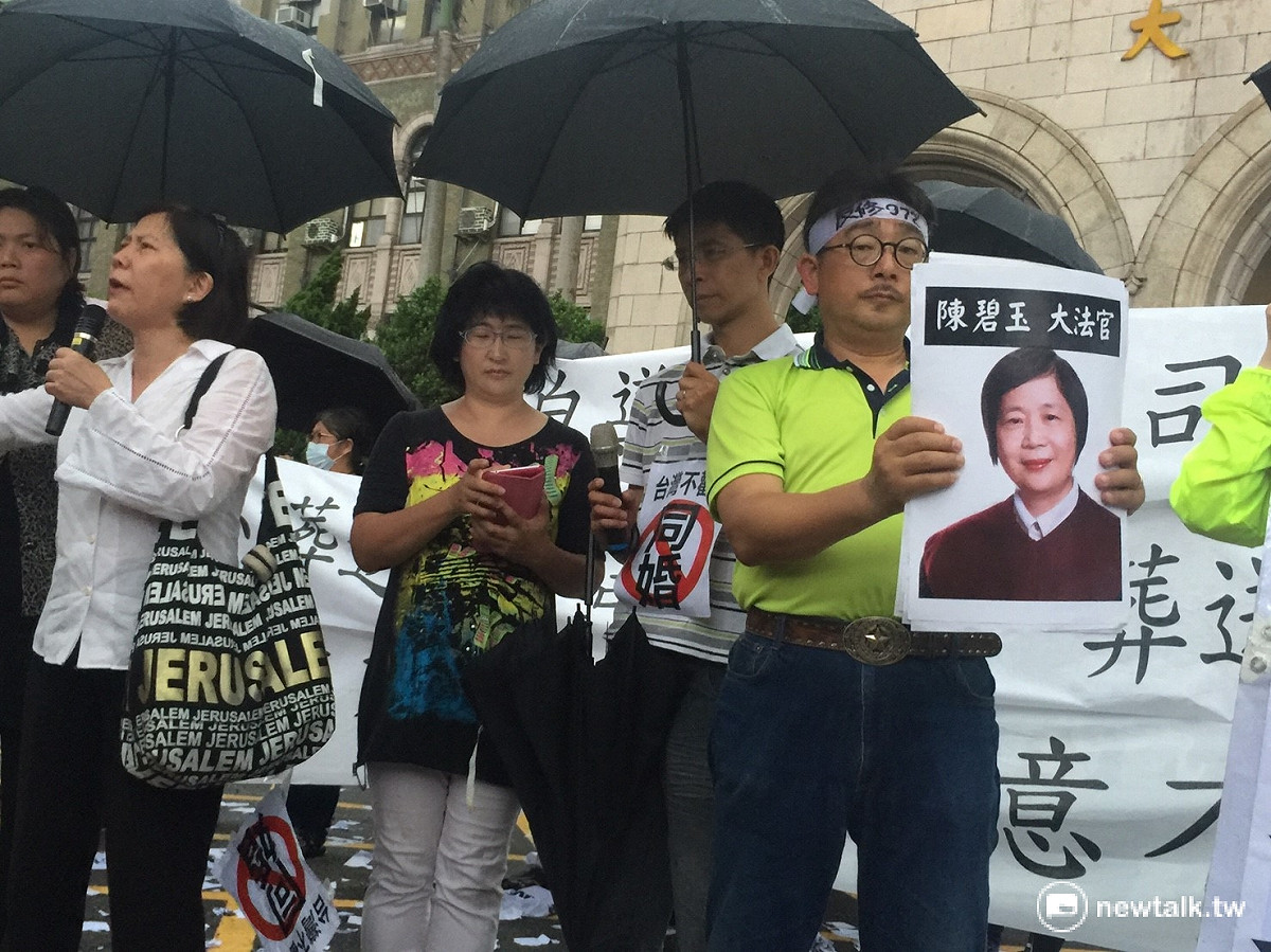 對於大法官解釋要求修法保隌同性婚姻一事，反同團體24日在司法院前高舉大法官相片，並高喊釋無效，交付公投。 圖：林人芳／攝