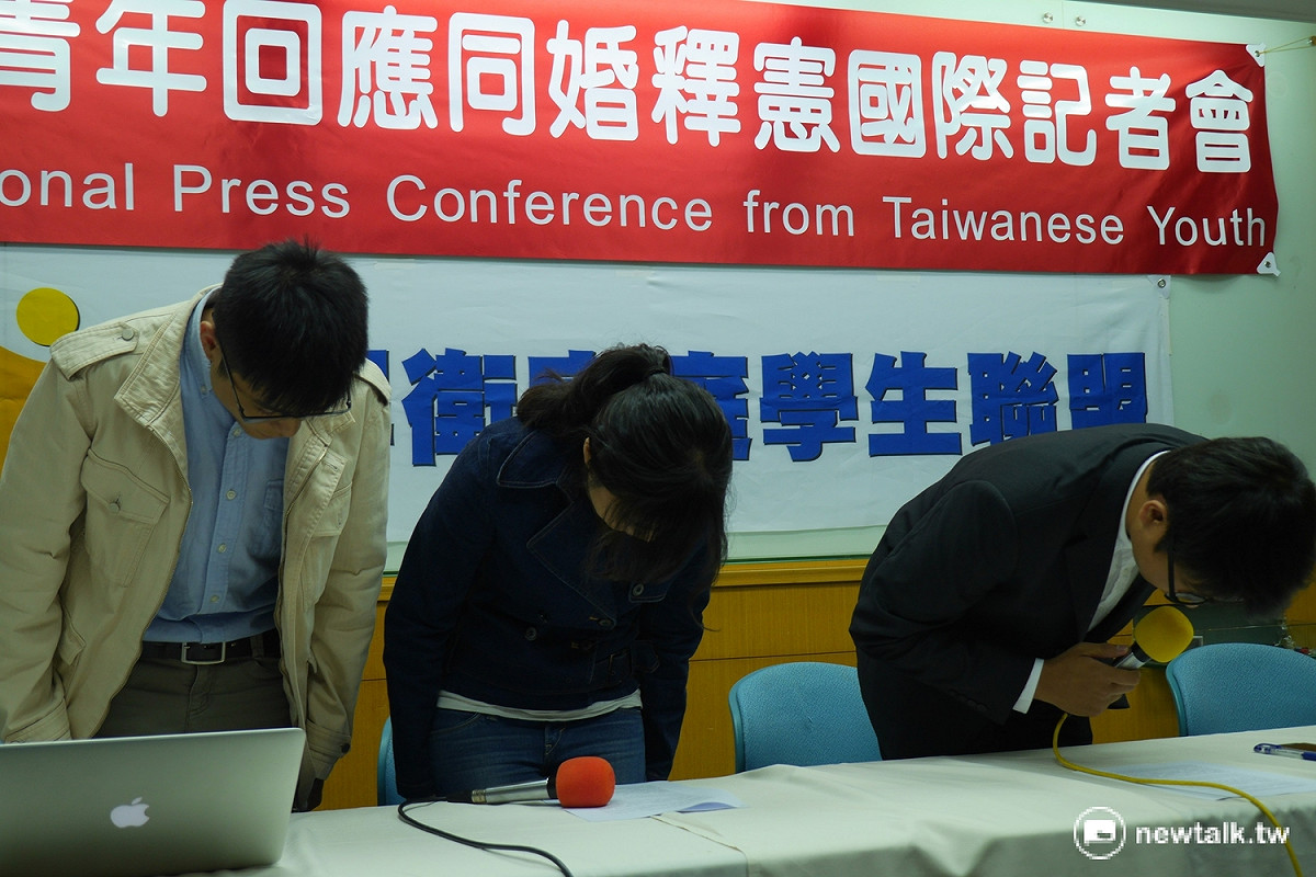 捍衛家庭學生聯盟總召施俊宇神情嚴肅的鞠躬道歉說，「很抱歉！我們承認，我們真的失敗了！」 圖: 趙婉淳/攝
