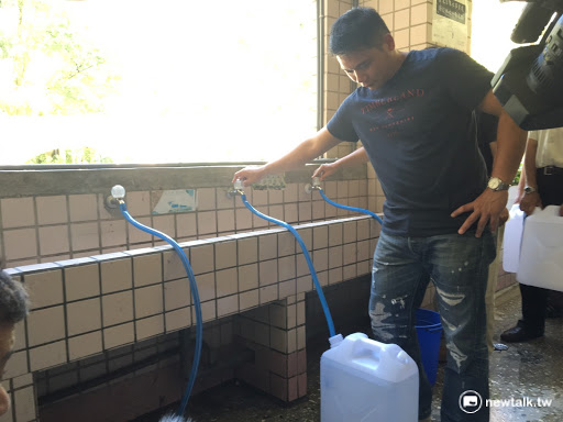 台灣自來水公司原訂將於27日上午8時起，針對新北市鶯歌、樹林和新莊地區，18萬用水戶停水。24日急喊卡決定暫緩，水利局強調，台水公告停水卻又未向市府提送相關資料，逕行公告延後停水，將依自來水法開罰，處台水公司新台幣6000元至1萬8000元罰鍰。 圖:新頭殻資料照片