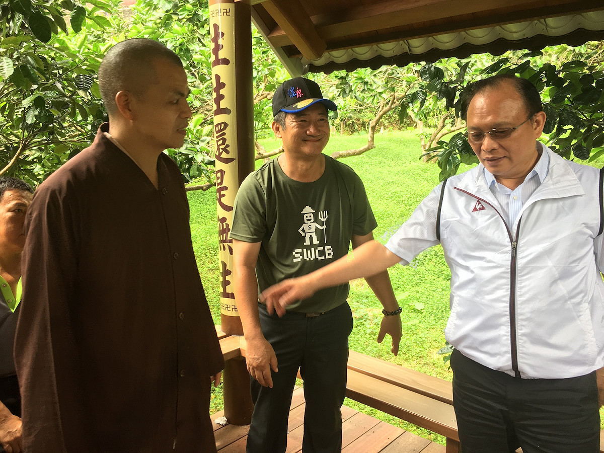 農委會主委林聰賢(右)特別介紹寂光寺住持大良法師(左)，感謝靈鷲山提供土地，才有今天的活動。 圖：靈鷲山佛教教團提供