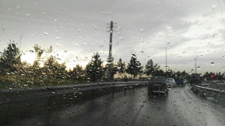 今日（25）受到鋒面影響氣溫度明顯下降，各地應嚴防午後雷陣雨。