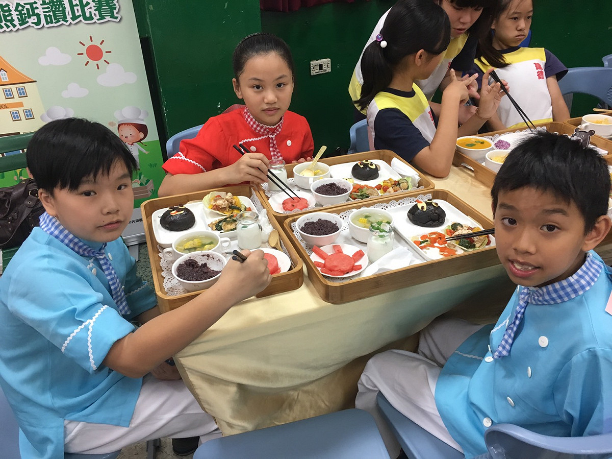 親手烹調的營養午餐，除了落實「從農場到餐桌」的友善環境理念外，還吃健康、還是吃「高鈣」長高的營養菜餚。 圖：基隆市政府提供