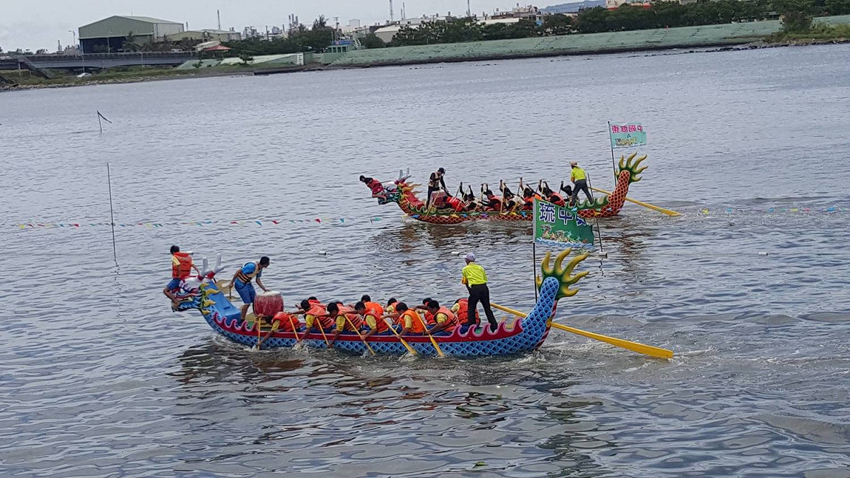 選手賣力搖槳，鼓聲隆隆，全隊齊心尋求冠冕。 圖：東港鎮公所