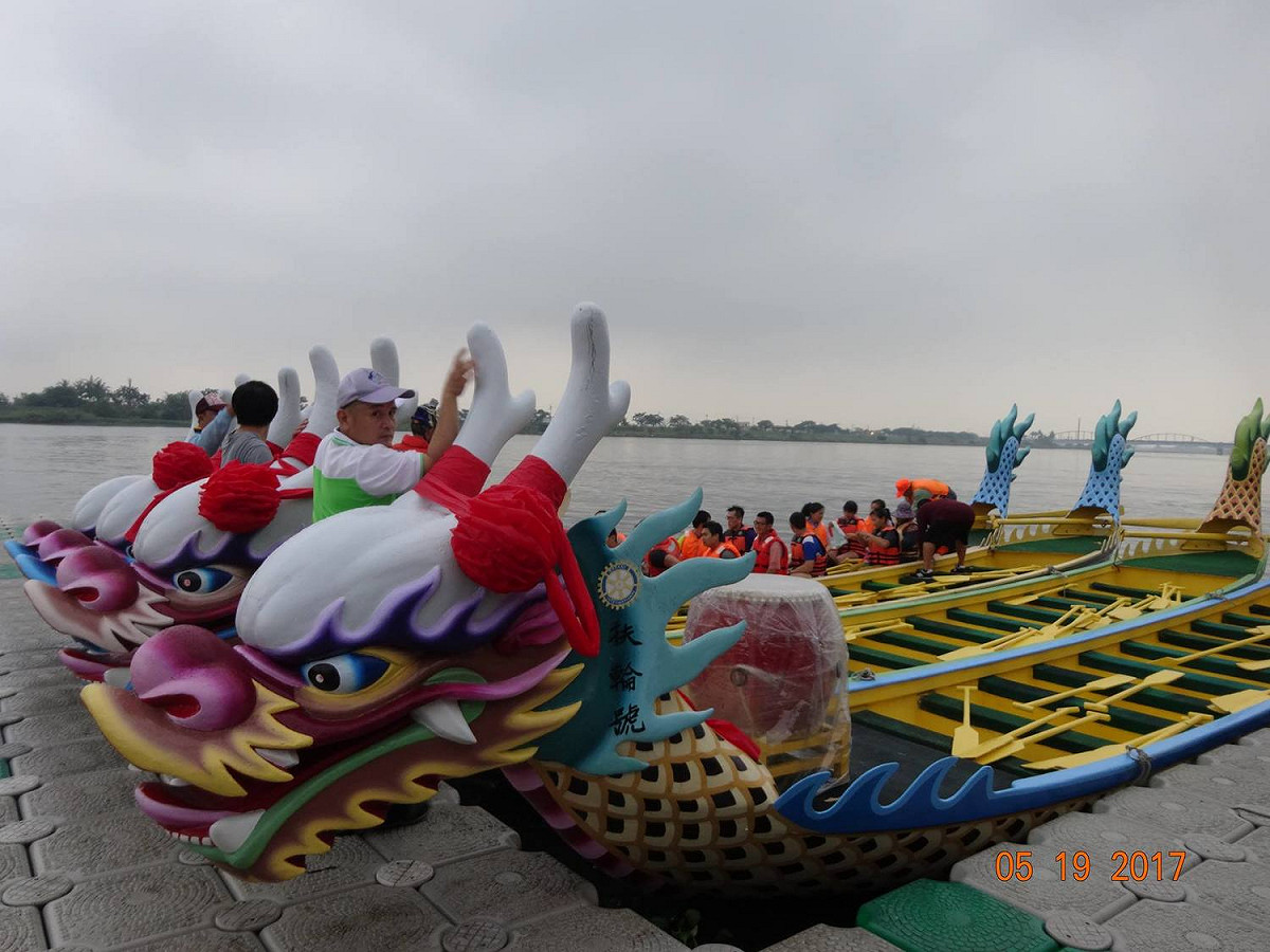 目前正值屏東黑鮪魚季期間， 連續舉辦第17年，每年都增添不同創意及元素來行銷屏東，今年端午節，除了龍舟競賽，也將推出應景的 端午包粽、立蛋等活動。 圖：東港鎮公所