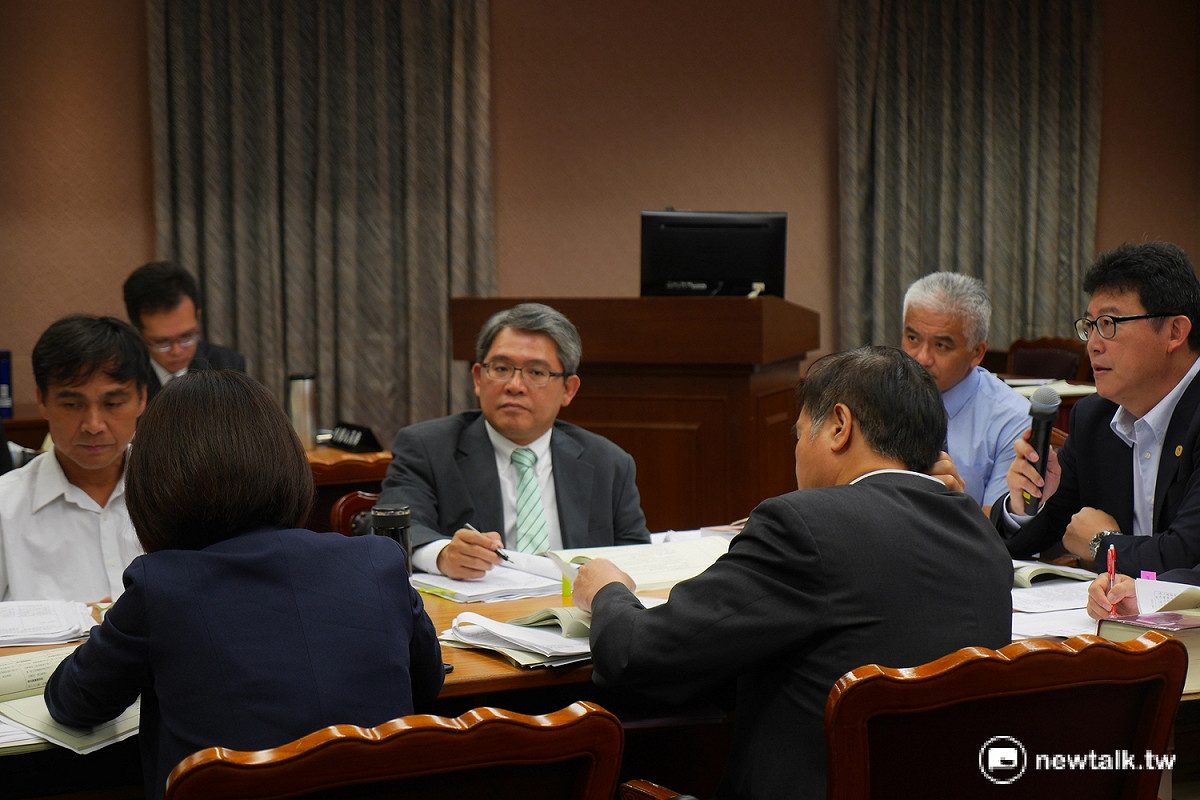 內政部次長花敬群今日出席內政委員會受訪時表示，站在政府立場絕對是樂觀看待，至於修民法或立專法，後續將由行政院秘書長陳美伶，帶領法務部、內政部一起，朝最小衝擊、最大共識的前提來修法。 圖: 趙婉淳/攝