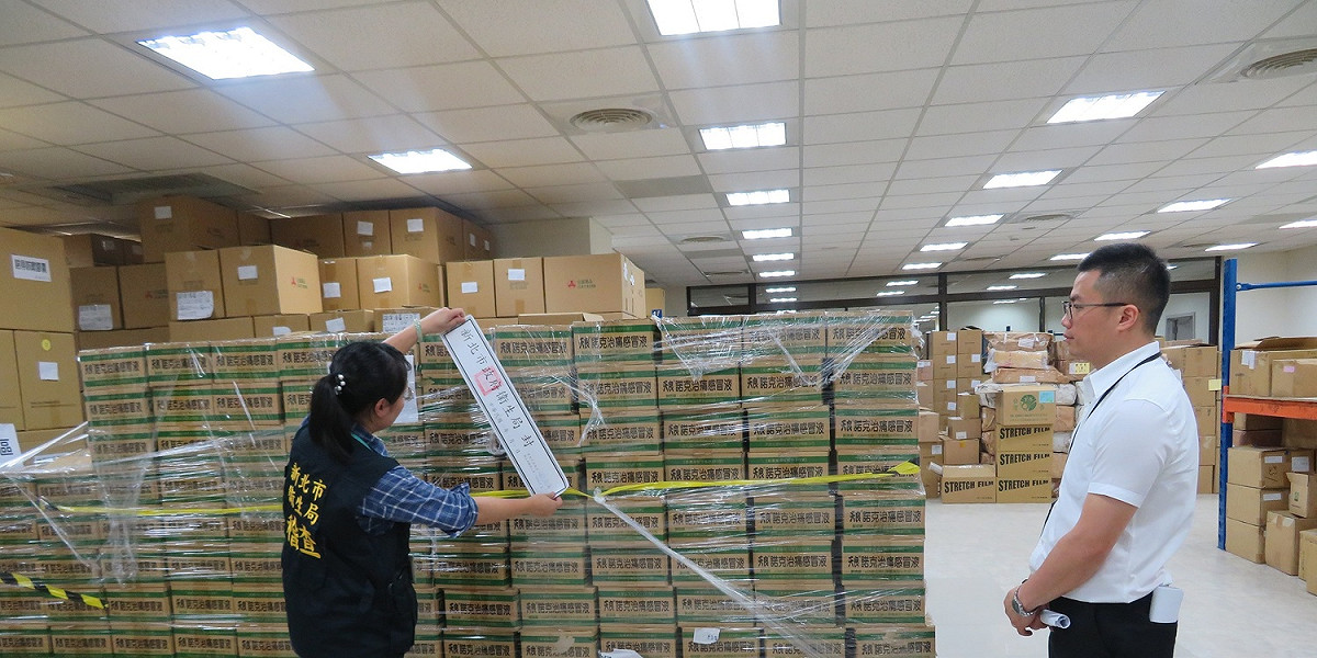新北市衛生局今24日在天良生技公司，查封逾16萬罐逾期的「天良諾克治痛感冒液」。  圖：翻攝新北市衛生局網站