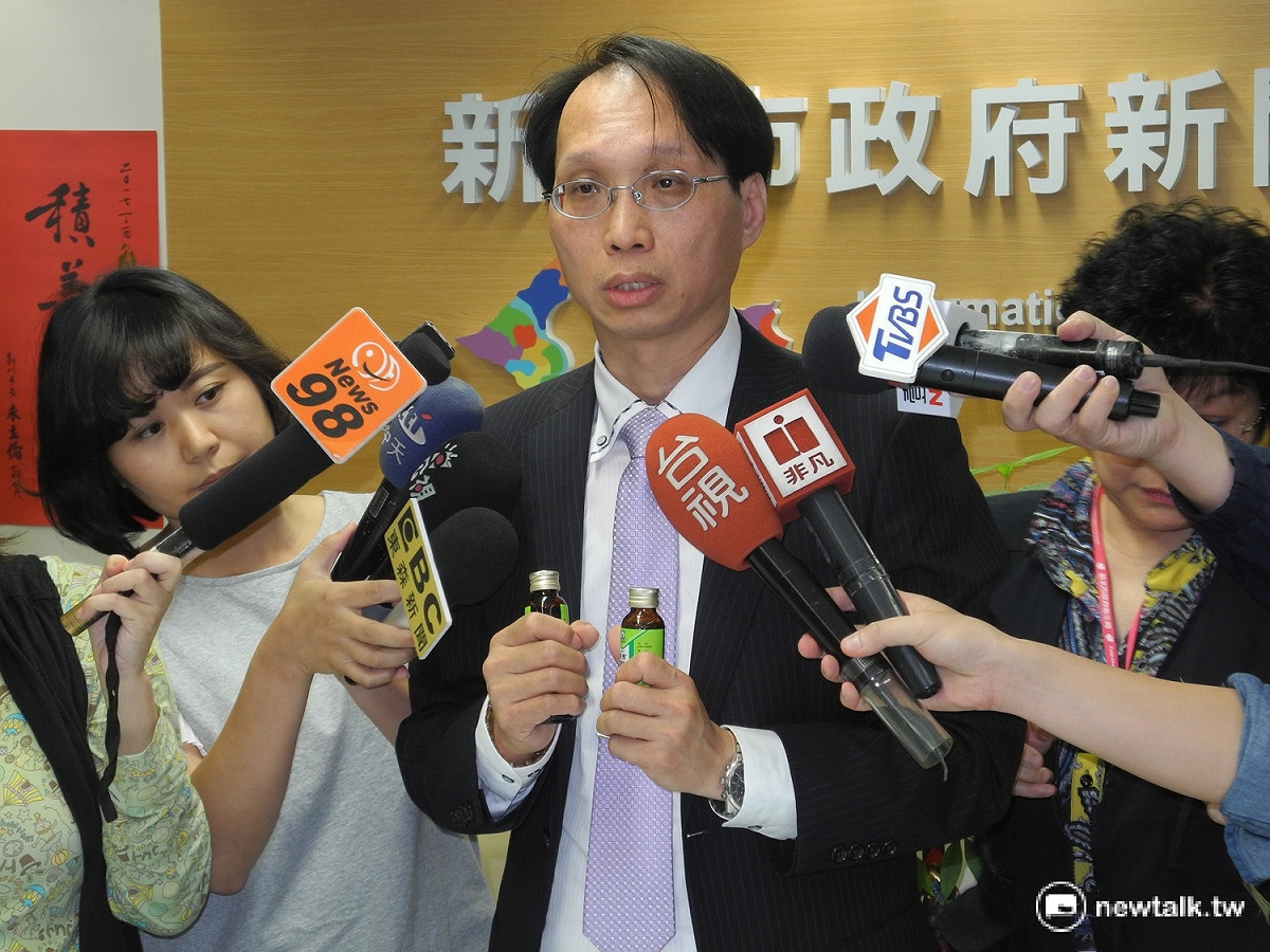 新北市衛生局副局長許朝程25日說明查獲「天良諾克治痛感冒液」，重新貼標延長效期再出售的情形。 圖：王峻昌／攝