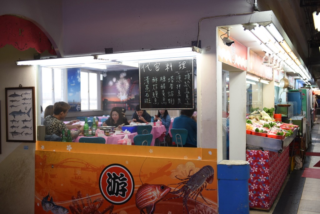 漁產中心2樓是熟食區，在1樓採買後也可將漁獲提到2樓，請店家代為烹調（會酌收料理費用），專業料理下的新鮮海味，讓人食指大動！ 圖：fun假趣提供