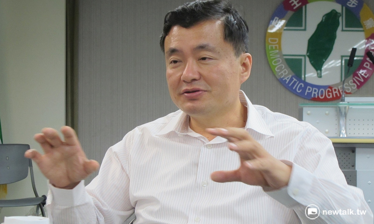對於黨主席選舉，洪秀柱輸給吳敦義，民進黨秘書長洪耀福25日表示，「我們姓洪的比較古意」。 圖：林朝億/攝