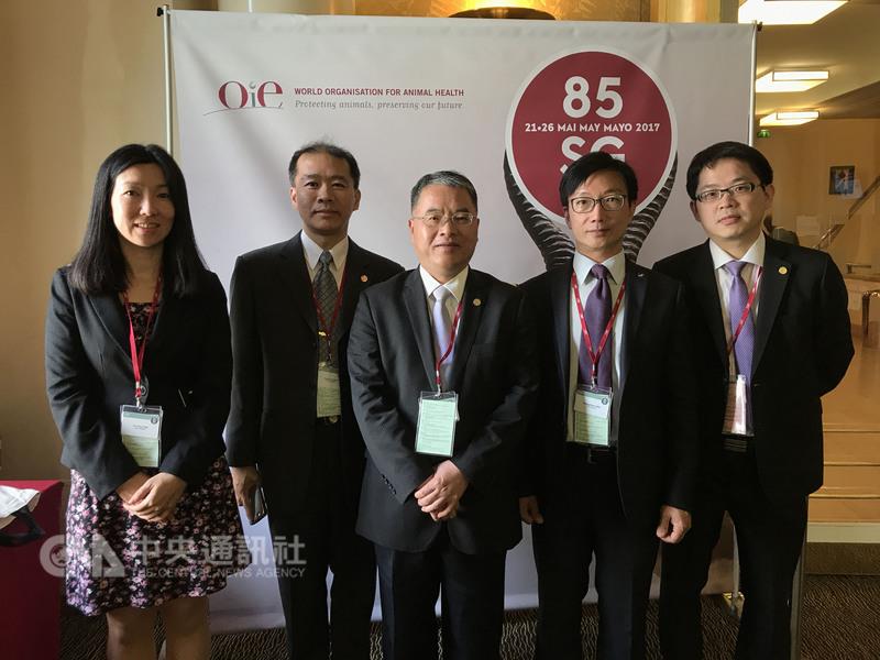 世界動物衛生組織（OIE）年會21日在巴黎舉行開幕式，行政院農業委員會動植物防疫檢疫局副局長暨世界動物衛生組織常任代表施泰華（中）率團與會。  圖:中央社