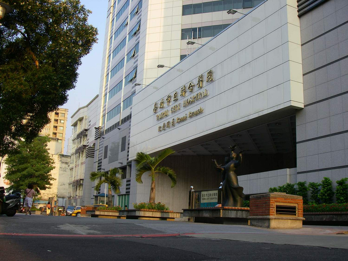 疾管署今（26）日證實北市聯醫仁愛院區，有19人出現H3N2類流感症狀，其中13人流感快篩為A型陽性。 圖 : 翻攝自網路
