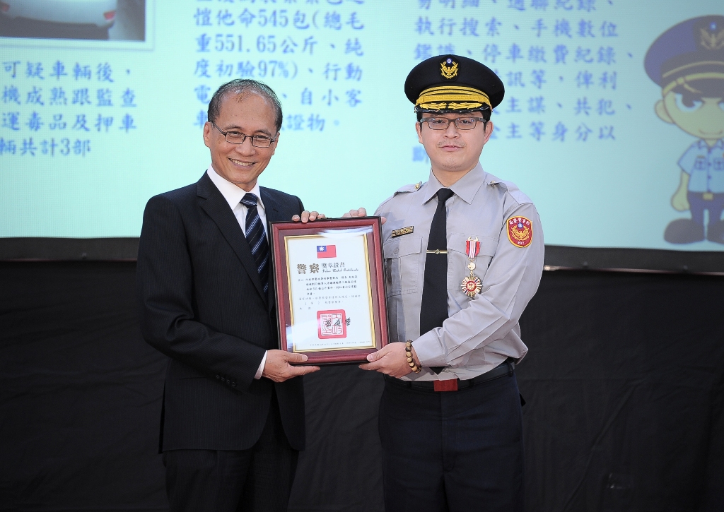 行政院長林全今(26)天頒破獲反毒、反詐騙案獎座及警察獎章給有功單位、人員和協助反詐騙的超商與金融機構。 圖：行政院提供