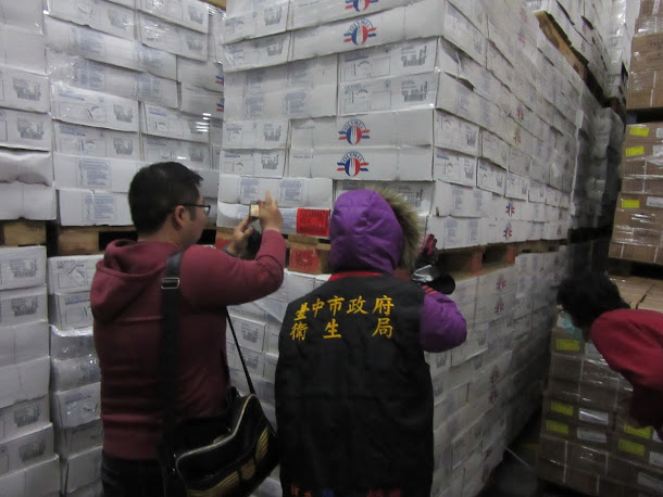 台中市太平區均豐國際有限公司疑似使用逾期原料肉製作冷凍雞腿販售，衛生局當場封存3萬5,262公斤。資料照片。 圖:台中市政府/提供