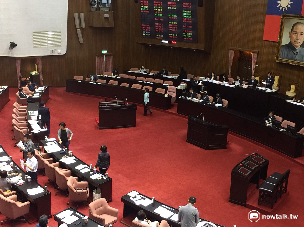 立法院院會26日三讀修正通過《原住民族語言發展法》，明定原住民族語言為國家語言，政府應於每年寬列預算，推動各項族語發展措施，並應培訓族語老師。 圖：林人芳／攝