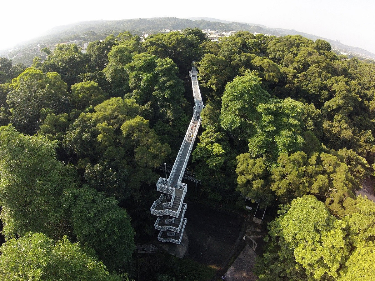 竹崎公園的天空走廊，可以體驗站在五層樓高觀看風景的刺激感。 圖：嘉義縣政府提供