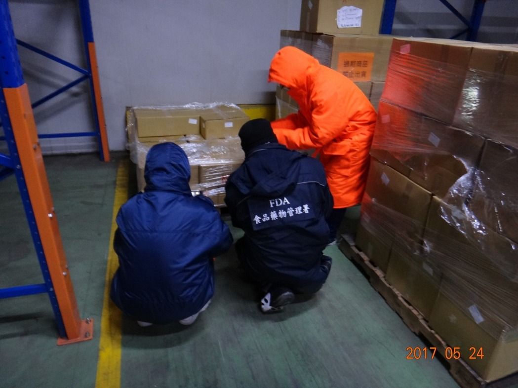 高雄市衛生局接獲民眾反映，台南市德安百貨14樓中央廚房使用過期食品，查獲發現台北市福有企業公司寄庫貯放的逾期「斑節對蝦」2批，合計1041公斤已全數封存。 圖:高雄市衛生局提供