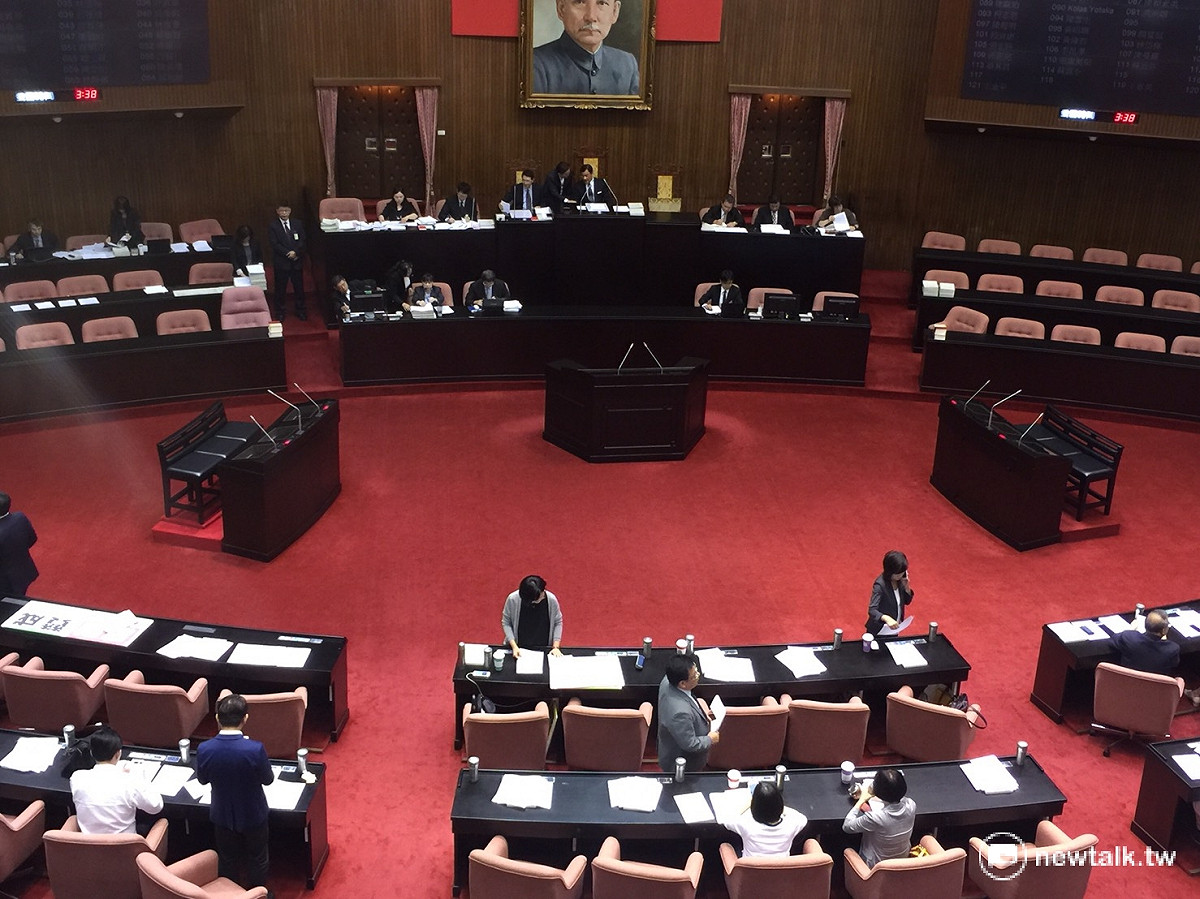 立法院26日原本要三讀通過國民體育法，不過因為親民黨反對將中華奧會改為國家奧會，要求交付朝野協商，讓該修正案無法完成立法。 圖：林人芳／攝