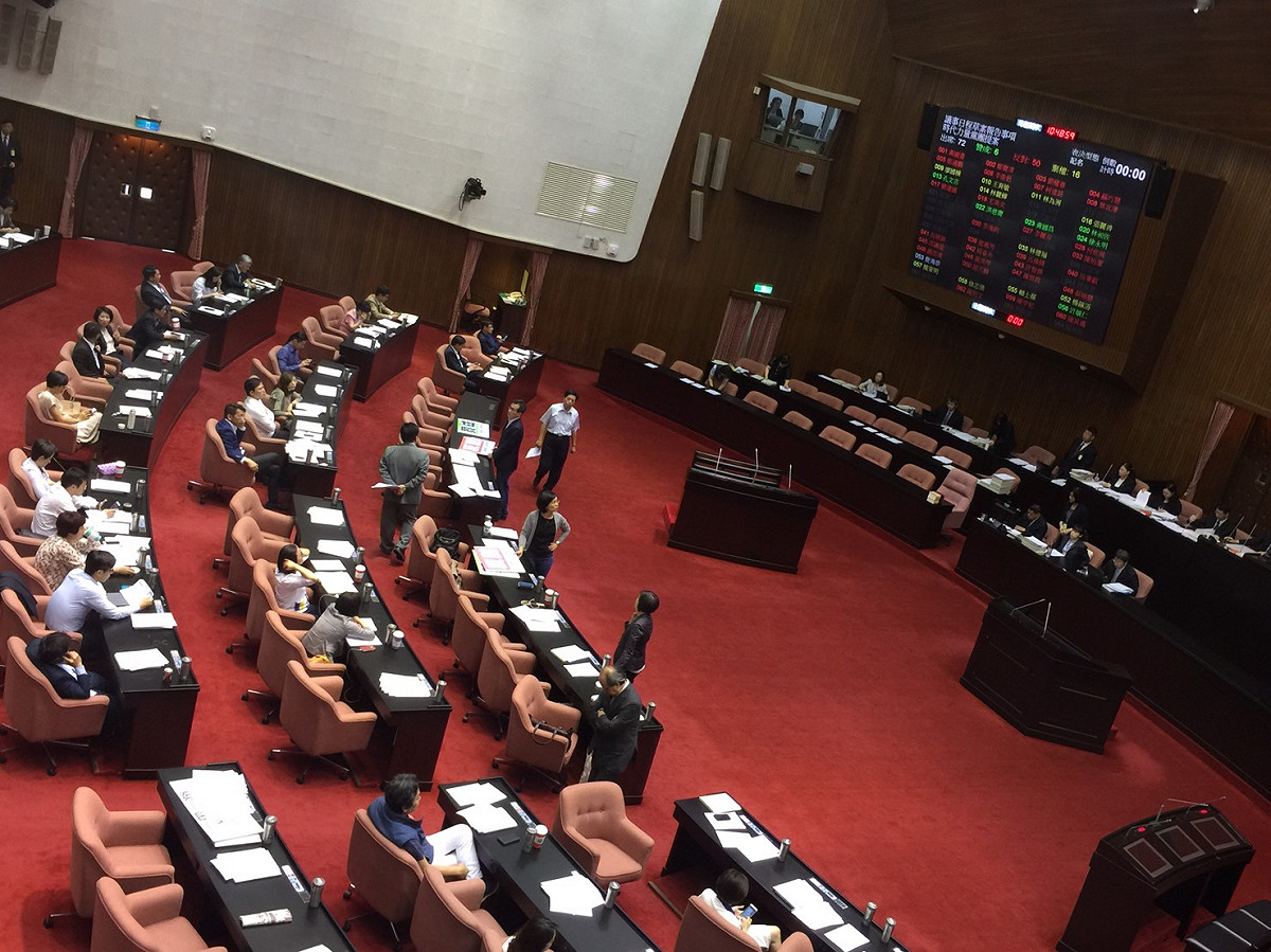 立法院26日三謮通過保全業法，放寬保全人員任用年齡上限，從現行的65歲放寬到70歲。 圖：林人芳／攝