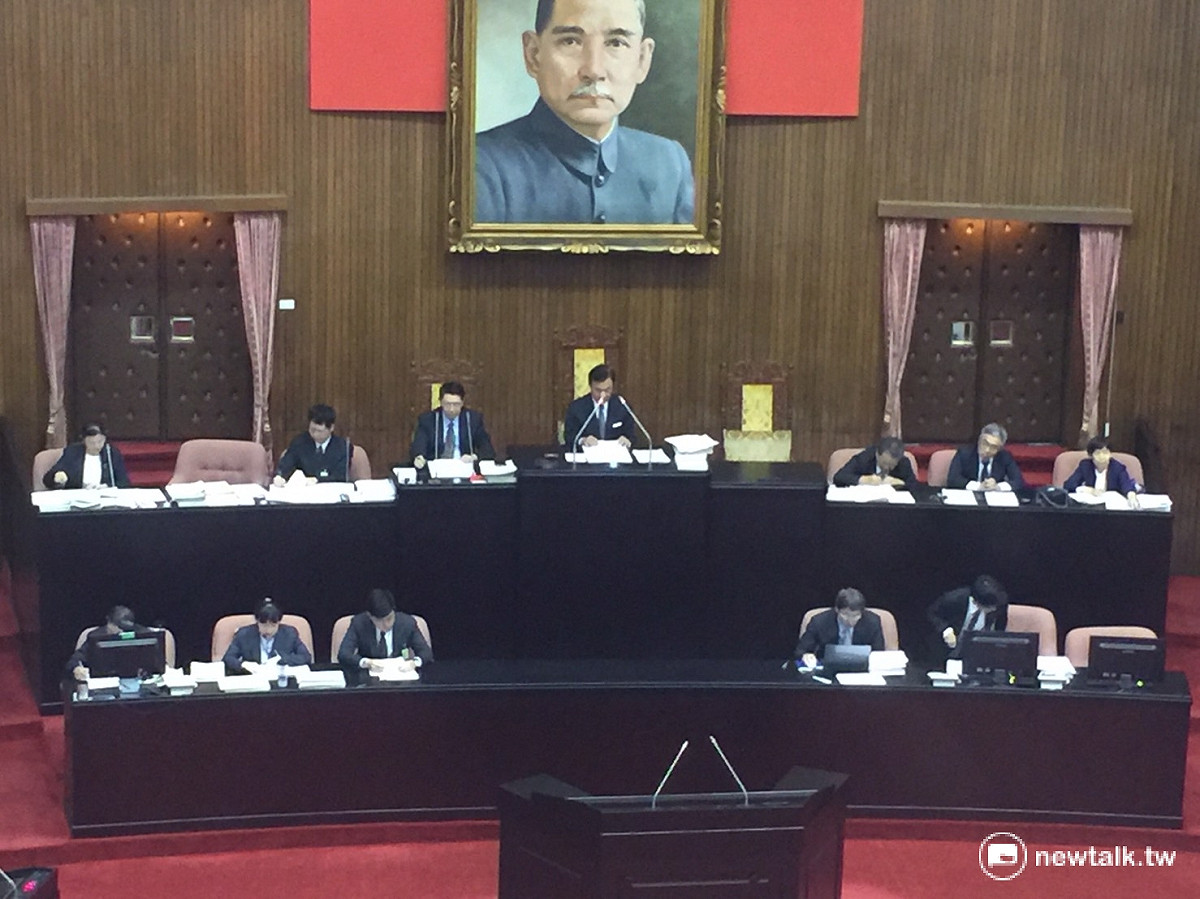 立法院26日三讀通過《公務人員保障法》部分條文修正草案，明訂公務人員之辭職，除有危害國家安全疑慮，上級機關不能拒絕。 圖：林人芳/攝