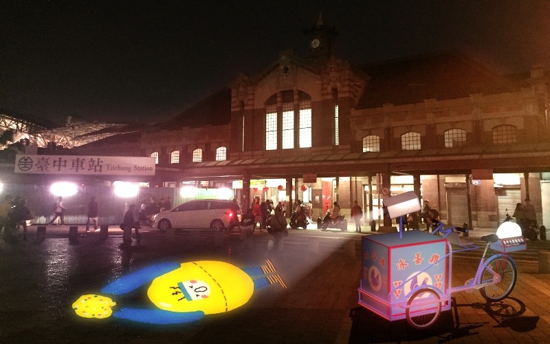 擁有百年歷史的臺中舊火車站，在2016年10月正式宣告走入歷史，卻留下了許多讓人難以忘懷的城市回憶。「2017臺中光影藝術節」特別與臺鐵合作，將於臺中火車站古蹟立面演出百年來前所未有的3D光雕秀，展現臺中精彩的歷史風華。 圖：翻攝自光影藝術節網站
