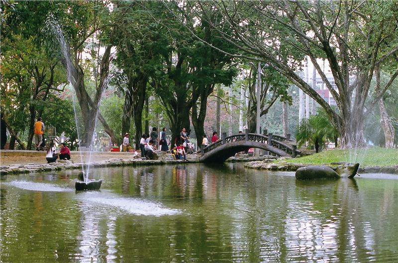 嘉義公園座落於嘉義市區東側，建於1910年，公園內的大花紫薇是每年初夏代表性植物，園內古木參天、涼亭水謝，漫步園中欣賞紫色花朵，頗富詩意。 圖：翻攝自嘉義觀光旅遊網