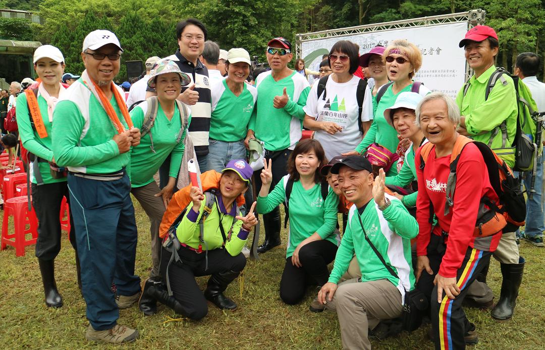 為維護淡蘭百年山徑，重現古道風華，台灣千里步道協會結合先民在土地公生日時護路習俗，發起並廣邀民間組織社群組成「淡蘭義工隊」，進行山徑分段簡易維護認養。 圖：基隆市政府提供
