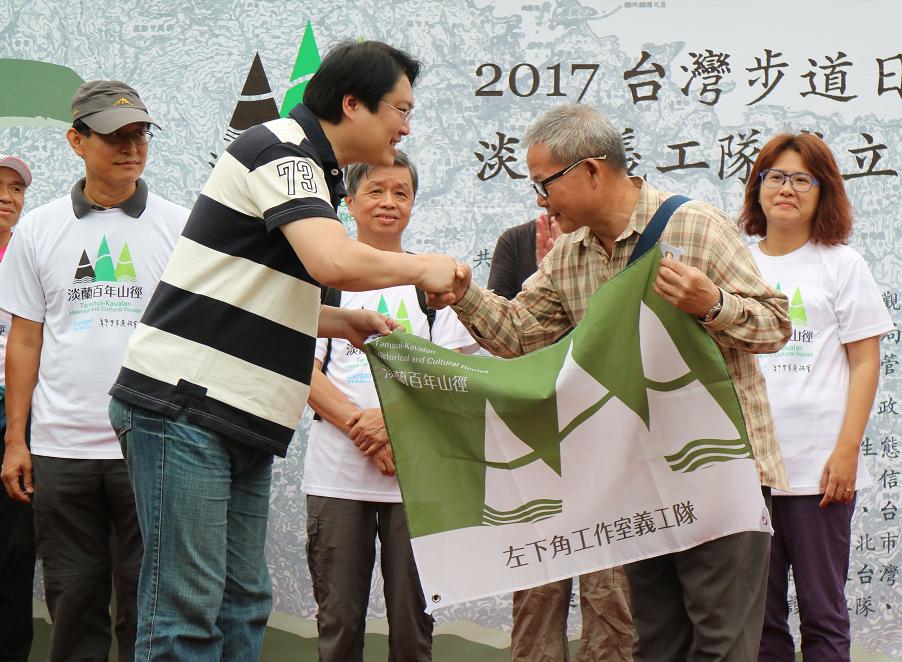 分別為來自北台灣25個民間團體、登山社群、大專院校、社區大學響應成立的「淡蘭義工隊」授旗。 圖：基隆市政府提供