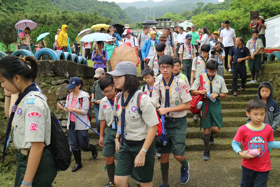 今（27）日在基隆暖暖童軍活動中心舉行授旗記者會，北北基宜四縣市及各機關代表共同宣誓公私協力，攜手啟動打造國家綠道典範。 圖：基隆市政府提供