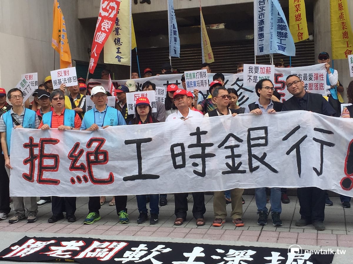 勞工團體反對民進黨提出的工時銀行修法，國民黨立委蔣萬安認為，政府應多聽取地方聲音，廣納民意做為修法依，否則勢將失民心。 圖：林人芳／攝